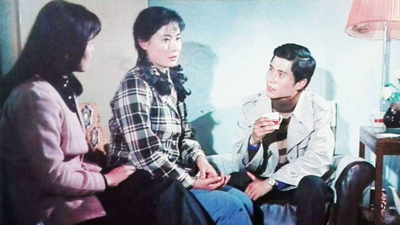 姑娘， 望著我劇照