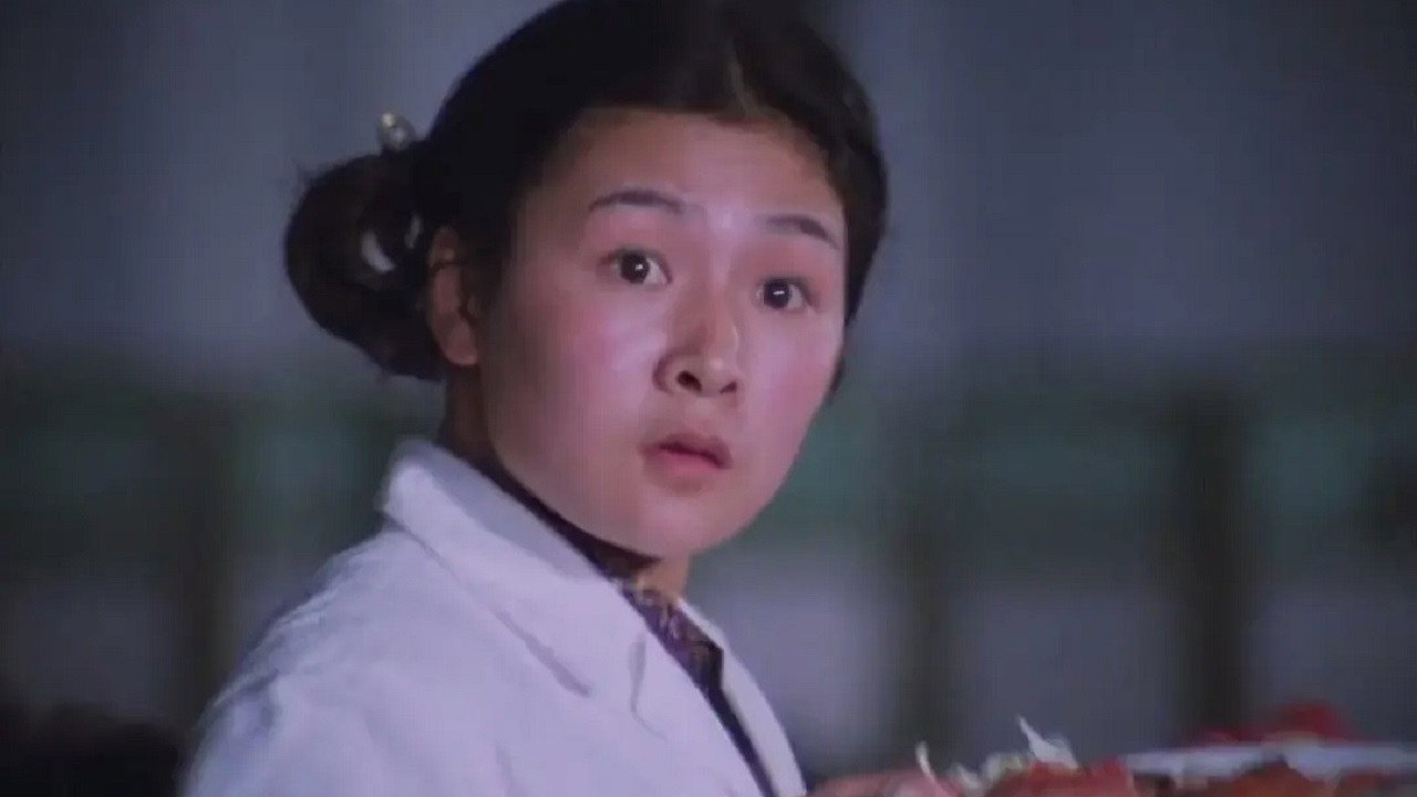 端盤子的姑娘劇照